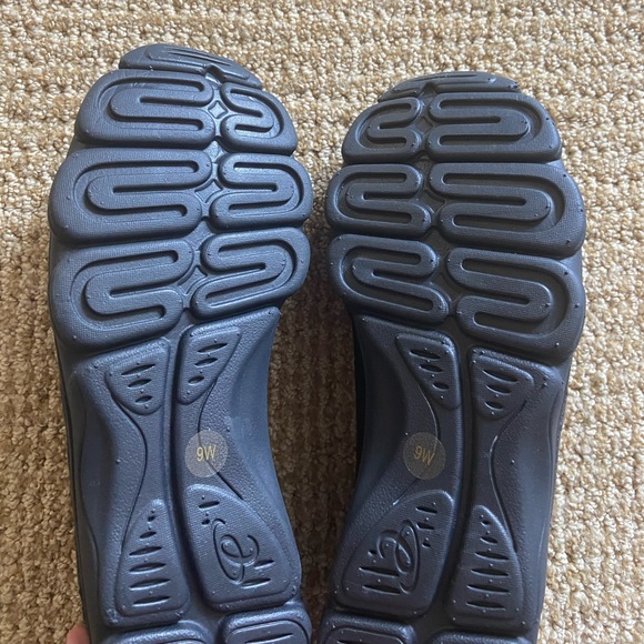 Easy Spirit Woman’s Shoe - Picture 3 of 4